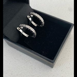 White gold Diamond Round Mini Hoop Earrings, 750, 18K.